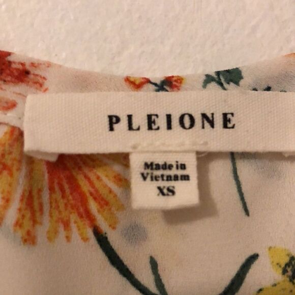 Pleione Hi Low Floral V neck Blouse - Picture 3 of 4